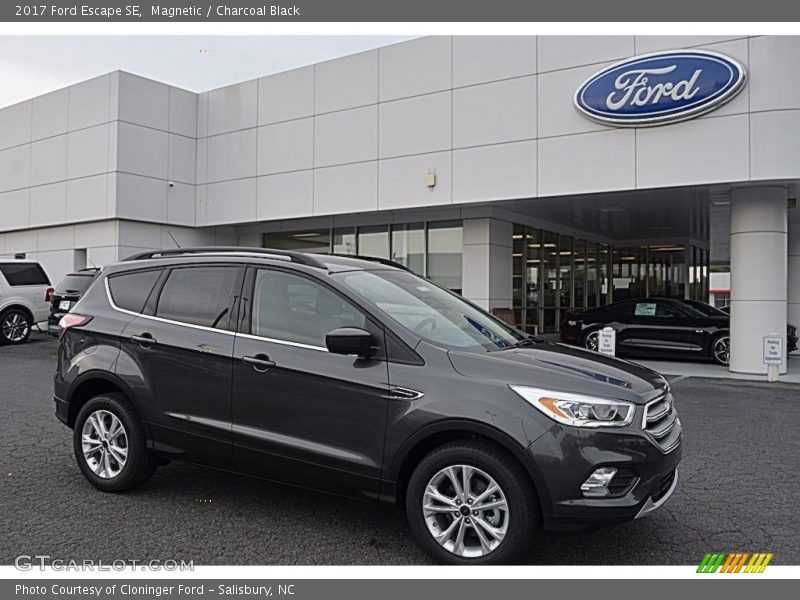 Front 3/4 View of 2017 Escape SE