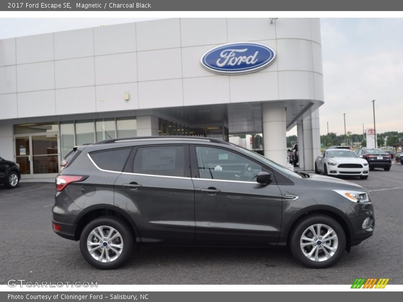 Magnetic / Charcoal Black 2017 Ford Escape SE