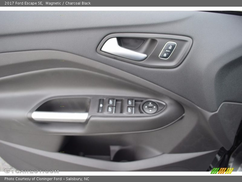 Magnetic / Charcoal Black 2017 Ford Escape SE