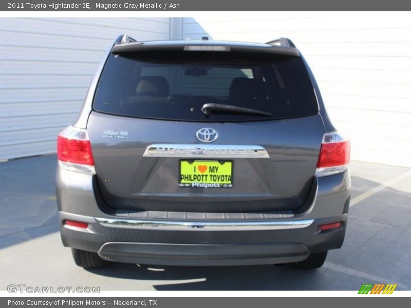 Magnetic Gray Metallic / Ash 2011 Toyota Highlander SE