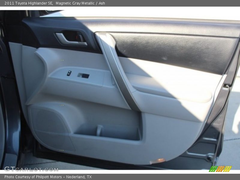 Magnetic Gray Metallic / Ash 2011 Toyota Highlander SE