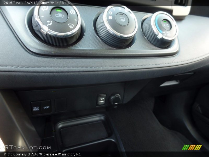Super White / Black 2016 Toyota RAV4 LE