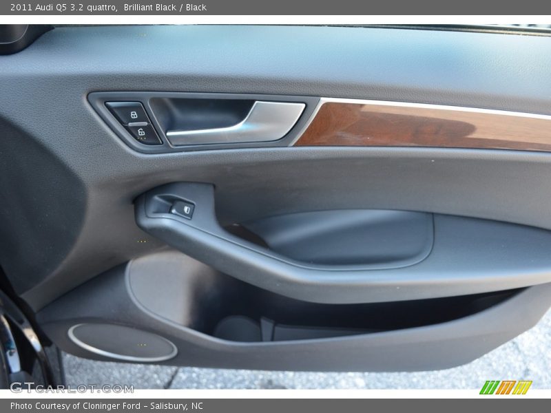 Brilliant Black / Black 2011 Audi Q5 3.2 quattro