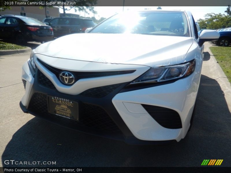 Super White / Ash 2018 Toyota Camry SE