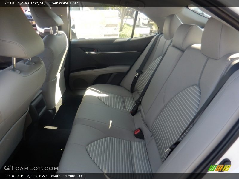 Super White / Ash 2018 Toyota Camry SE