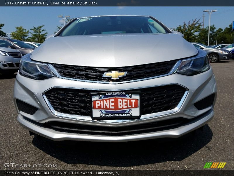 Silver Ice Metallic / Jet Black 2017 Chevrolet Cruze LT