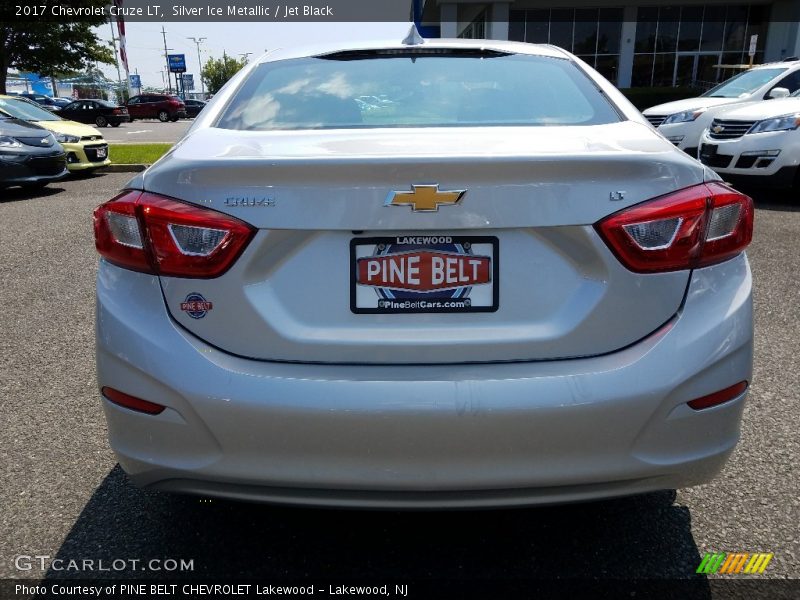 Silver Ice Metallic / Jet Black 2017 Chevrolet Cruze LT