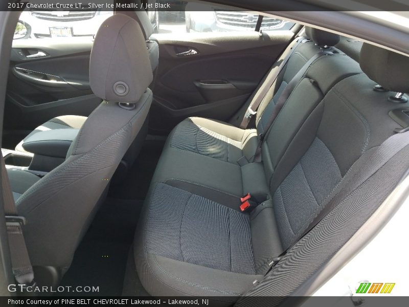 Silver Ice Metallic / Jet Black 2017 Chevrolet Cruze LT
