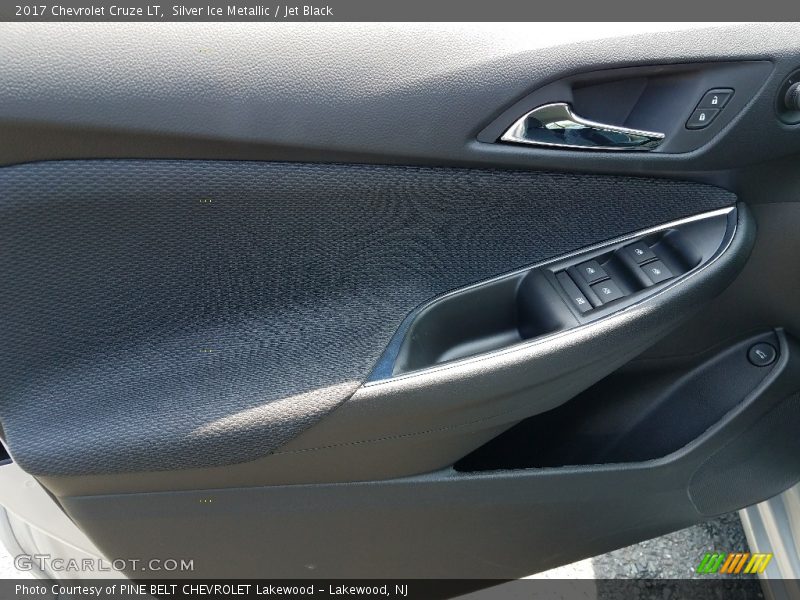 Silver Ice Metallic / Jet Black 2017 Chevrolet Cruze LT