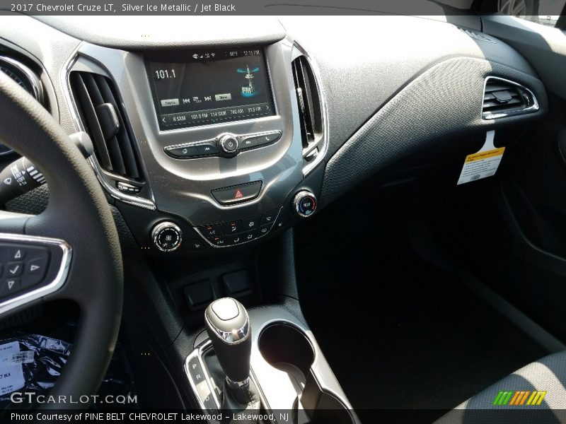 Silver Ice Metallic / Jet Black 2017 Chevrolet Cruze LT