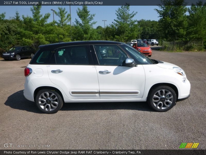 Bianco (White) / Nero/Grigio (Black/Gray) 2017 Fiat 500L Lounge