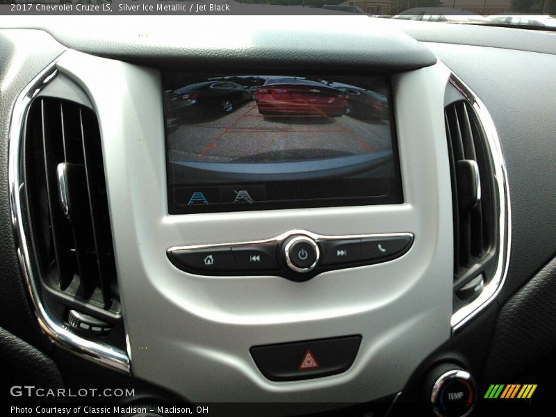 Silver Ice Metallic / Jet Black 2017 Chevrolet Cruze LS