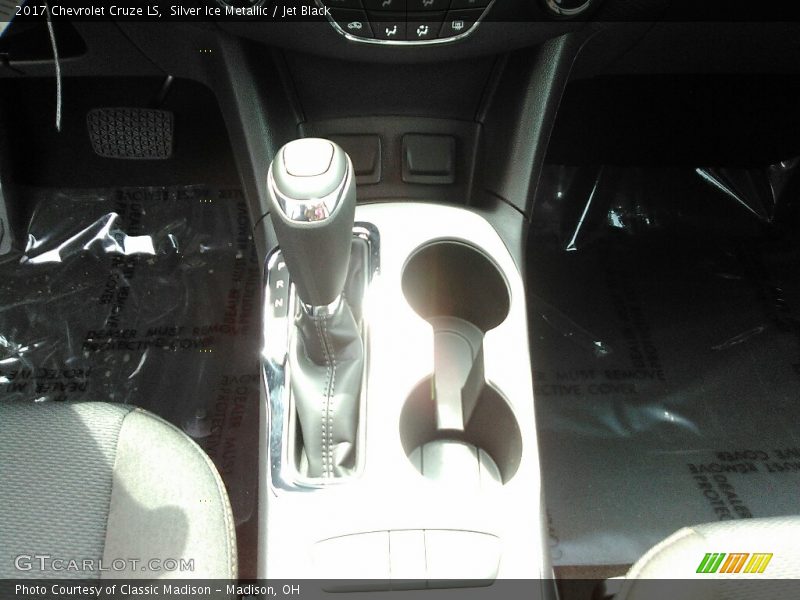 Silver Ice Metallic / Jet Black 2017 Chevrolet Cruze LS