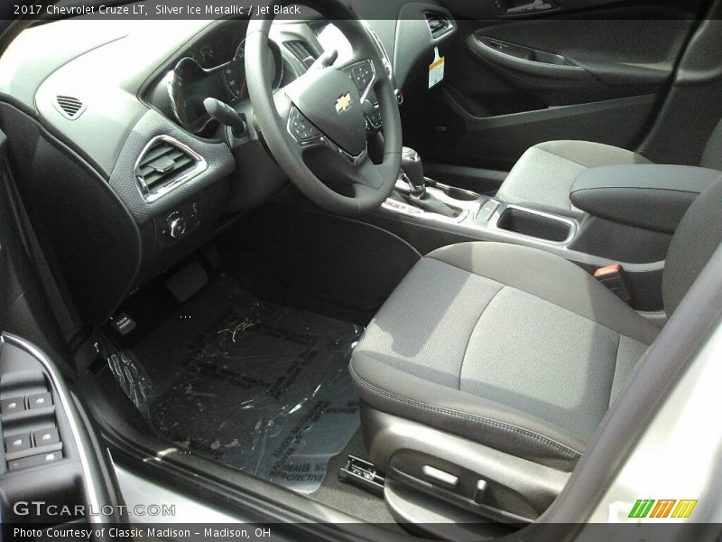 Silver Ice Metallic / Jet Black 2017 Chevrolet Cruze LT