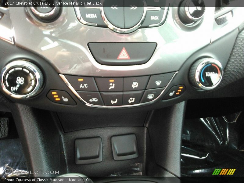 Silver Ice Metallic / Jet Black 2017 Chevrolet Cruze LT