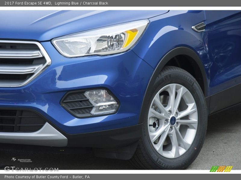 Lightning Blue / Charcoal Black 2017 Ford Escape SE 4WD