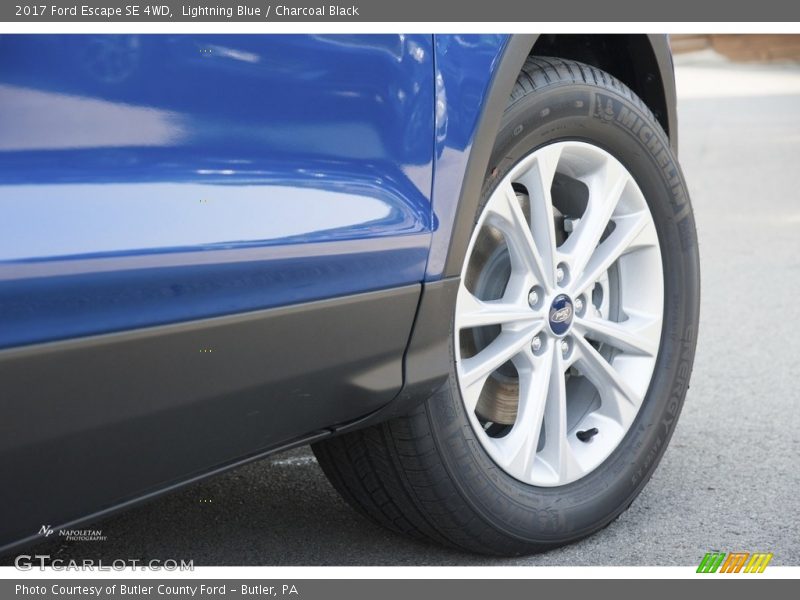 Lightning Blue / Charcoal Black 2017 Ford Escape SE 4WD