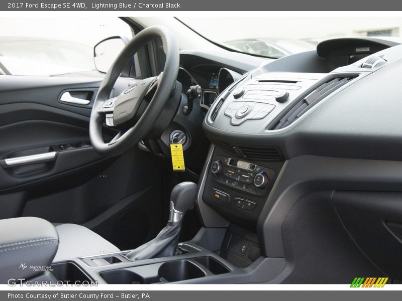 Lightning Blue / Charcoal Black 2017 Ford Escape SE 4WD