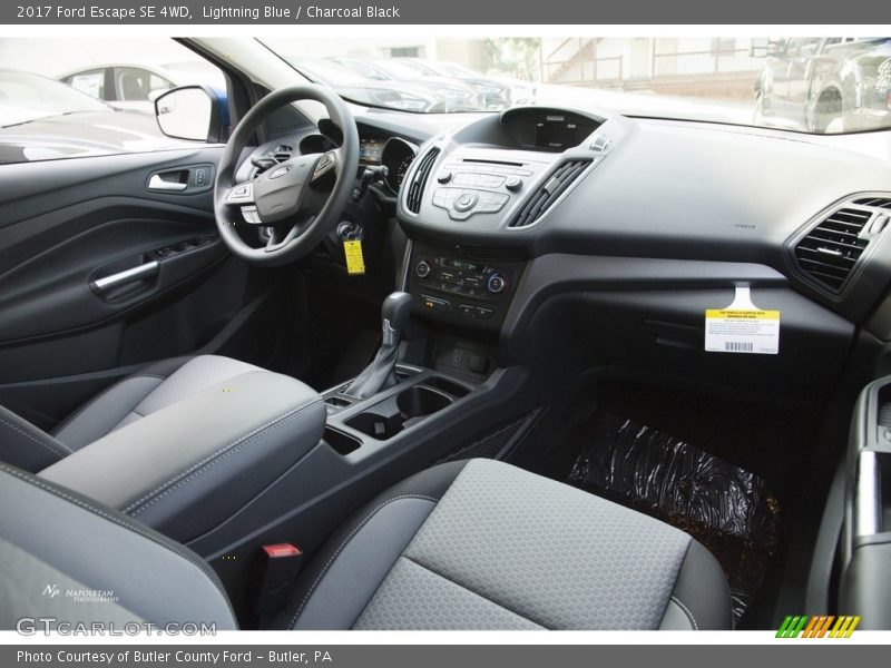 Lightning Blue / Charcoal Black 2017 Ford Escape SE 4WD