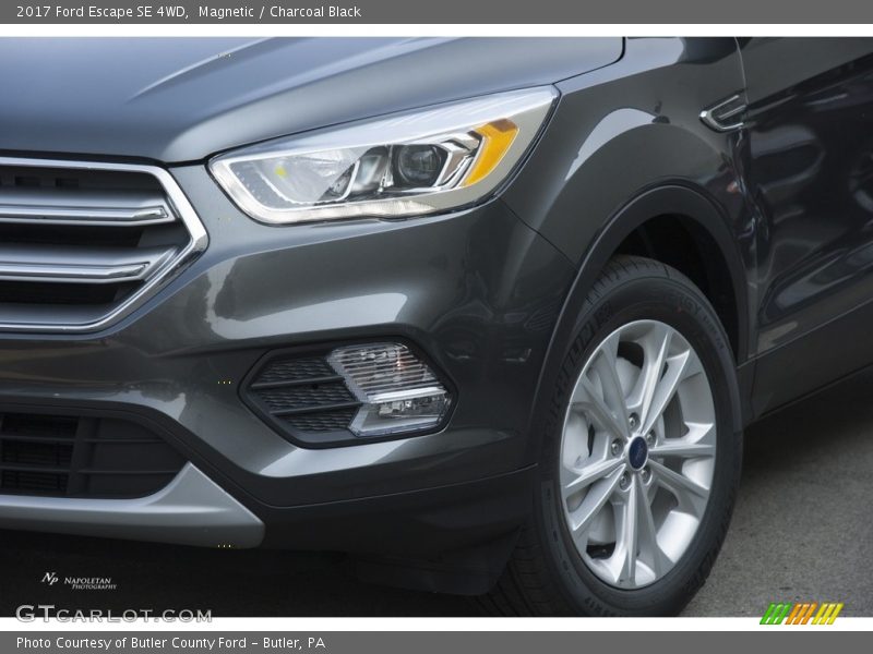 Magnetic / Charcoal Black 2017 Ford Escape SE 4WD