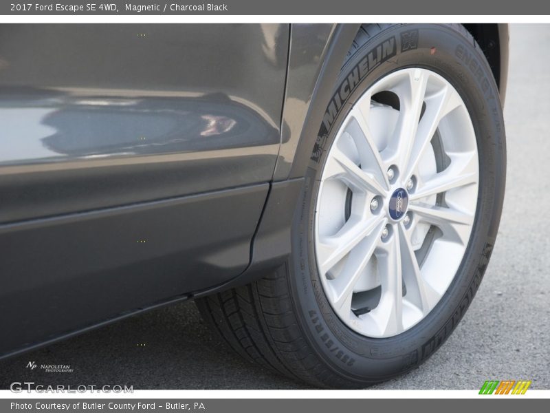 Magnetic / Charcoal Black 2017 Ford Escape SE 4WD