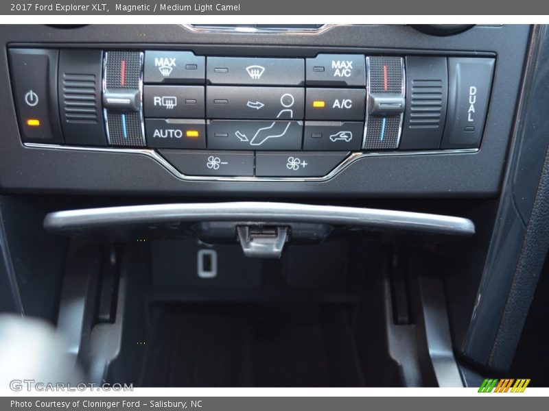 Magnetic / Medium Light Camel 2017 Ford Explorer XLT