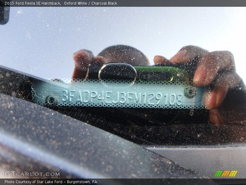 Oxford White / Charcoal Black 2015 Ford Fiesta SE Hatchback