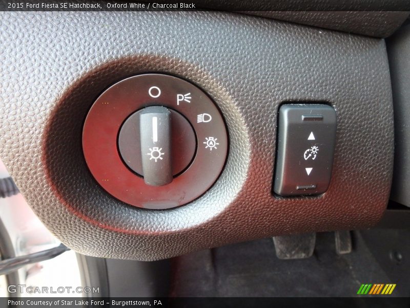 Oxford White / Charcoal Black 2015 Ford Fiesta SE Hatchback