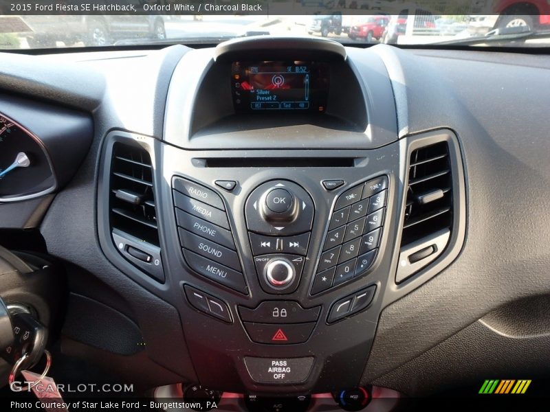 Oxford White / Charcoal Black 2015 Ford Fiesta SE Hatchback