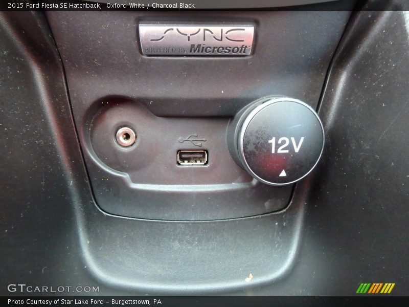 Oxford White / Charcoal Black 2015 Ford Fiesta SE Hatchback