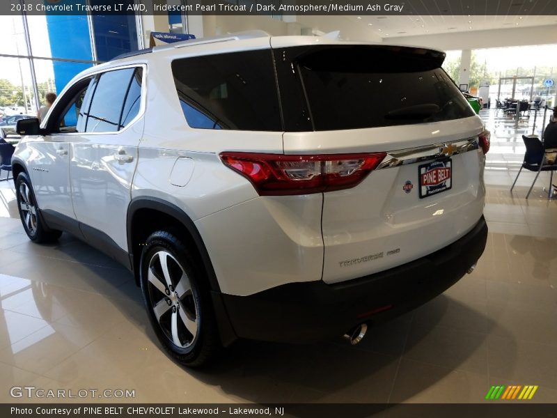 Iridescent Pearl Tricoat / Dark Atmosphere/Medium Ash Gray 2018 Chevrolet Traverse LT AWD