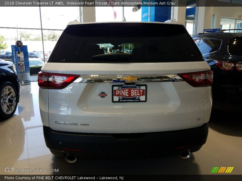 Iridescent Pearl Tricoat / Dark Atmosphere/Medium Ash Gray 2018 Chevrolet Traverse LT AWD