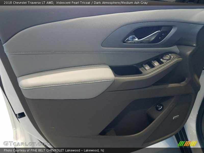 Iridescent Pearl Tricoat / Dark Atmosphere/Medium Ash Gray 2018 Chevrolet Traverse LT AWD