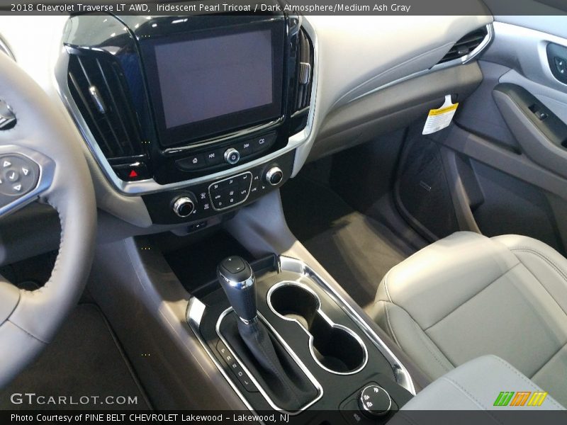Iridescent Pearl Tricoat / Dark Atmosphere/Medium Ash Gray 2018 Chevrolet Traverse LT AWD