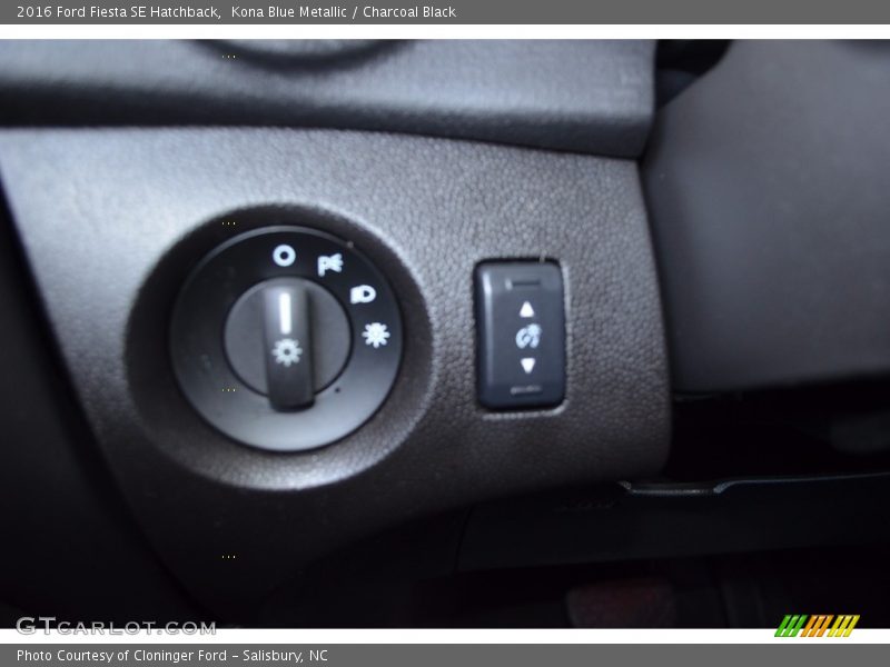 Kona Blue Metallic / Charcoal Black 2016 Ford Fiesta SE Hatchback