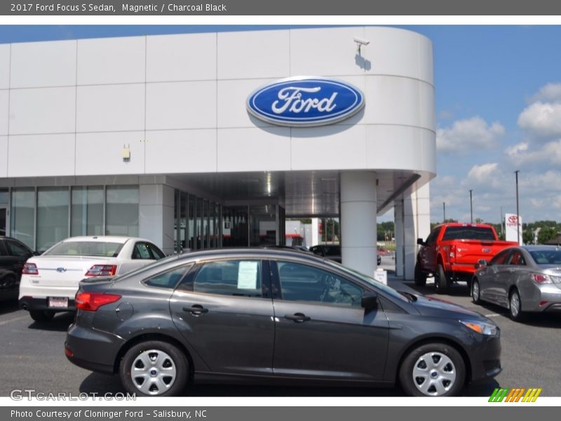 Magnetic / Charcoal Black 2017 Ford Focus S Sedan