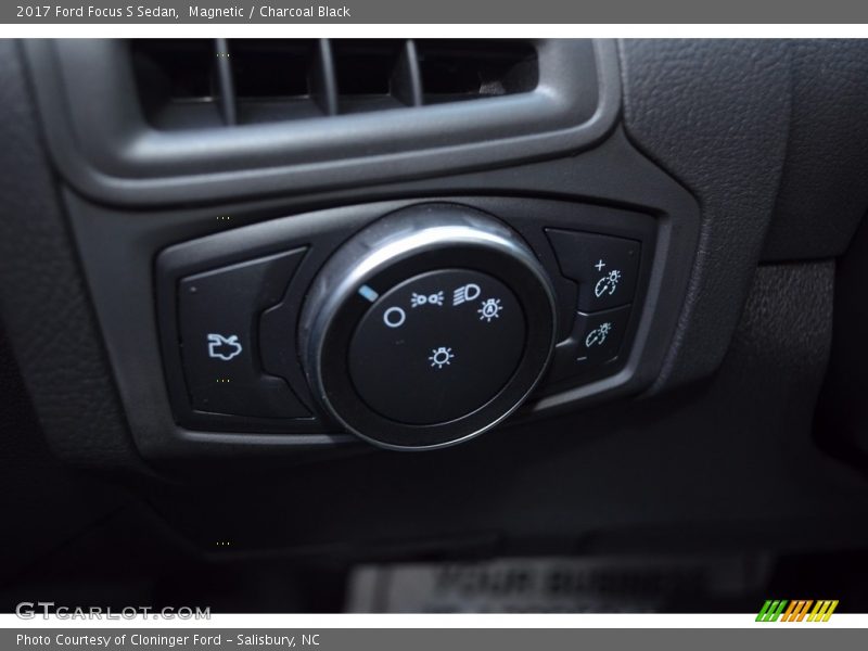 Magnetic / Charcoal Black 2017 Ford Focus S Sedan
