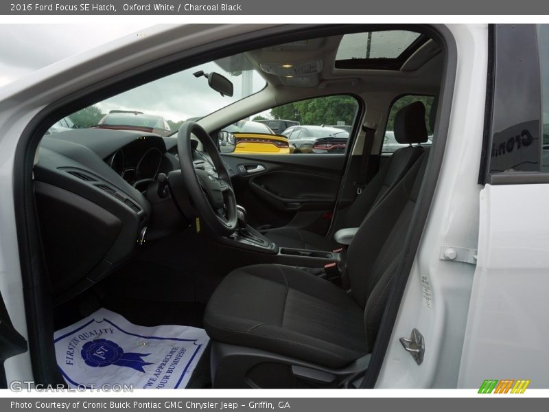 Oxford White / Charcoal Black 2016 Ford Focus SE Hatch