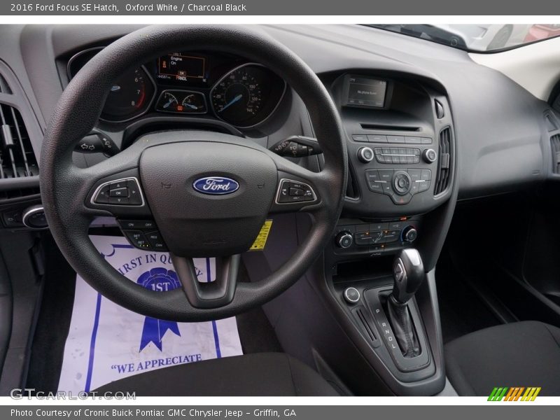 Oxford White / Charcoal Black 2016 Ford Focus SE Hatch