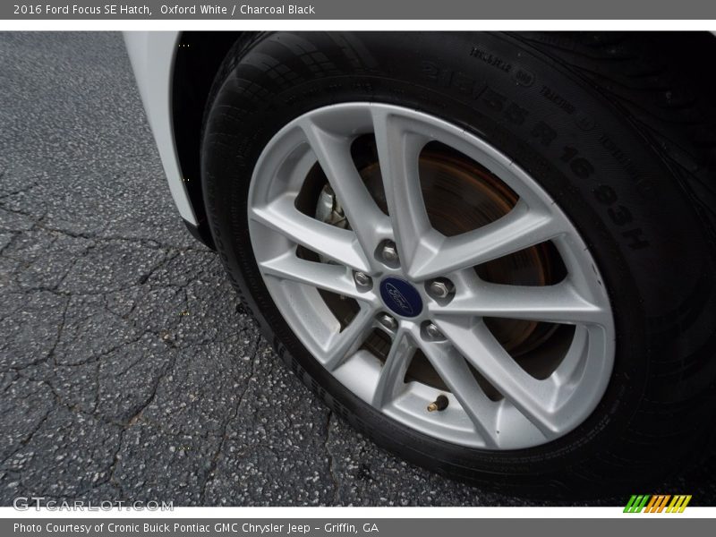Oxford White / Charcoal Black 2016 Ford Focus SE Hatch