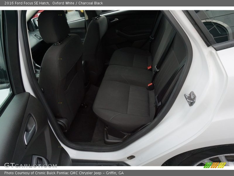 Oxford White / Charcoal Black 2016 Ford Focus SE Hatch