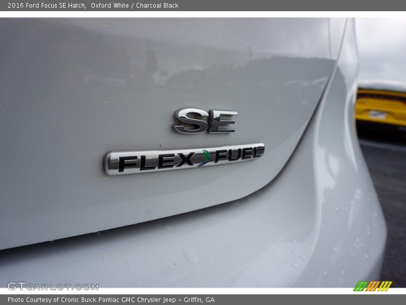 Oxford White / Charcoal Black 2016 Ford Focus SE Hatch