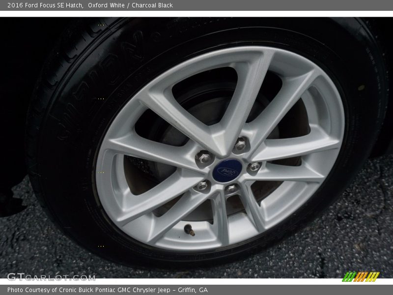 Oxford White / Charcoal Black 2016 Ford Focus SE Hatch