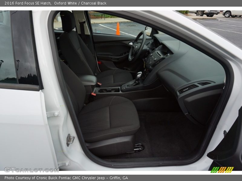 Oxford White / Charcoal Black 2016 Ford Focus SE Hatch