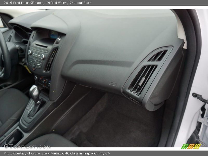 Oxford White / Charcoal Black 2016 Ford Focus SE Hatch