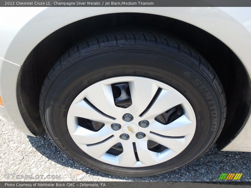 Champagne Silver Metallic / Jet Black/Medium Titanium 2013 Chevrolet Cruze LS