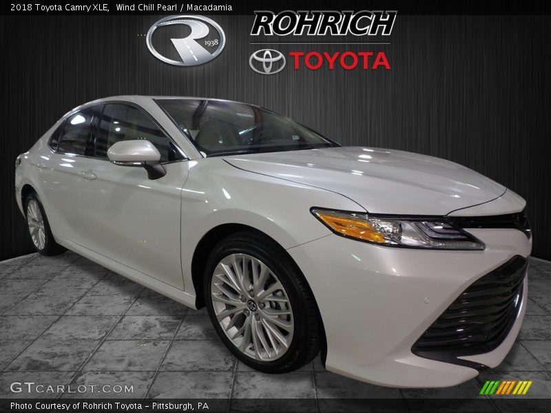 Wind Chill Pearl / Macadamia 2018 Toyota Camry XLE