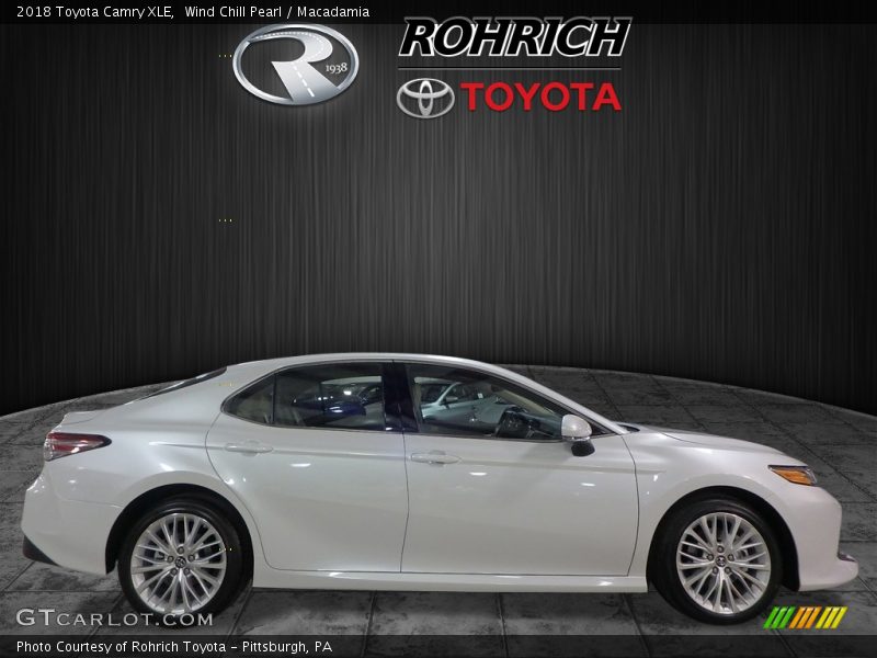 Wind Chill Pearl / Macadamia 2018 Toyota Camry XLE