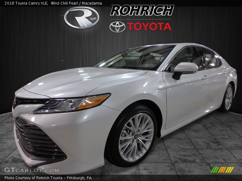 Wind Chill Pearl / Macadamia 2018 Toyota Camry XLE