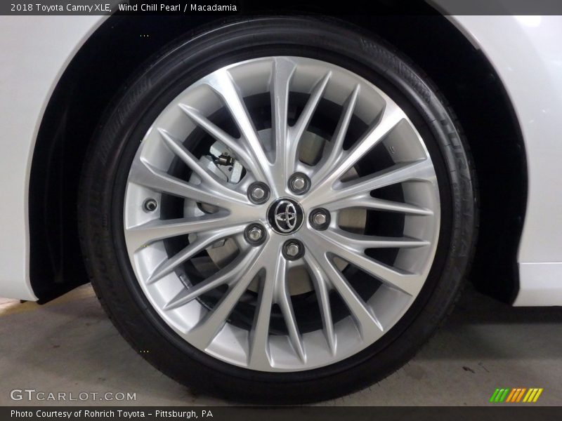 Wind Chill Pearl / Macadamia 2018 Toyota Camry XLE